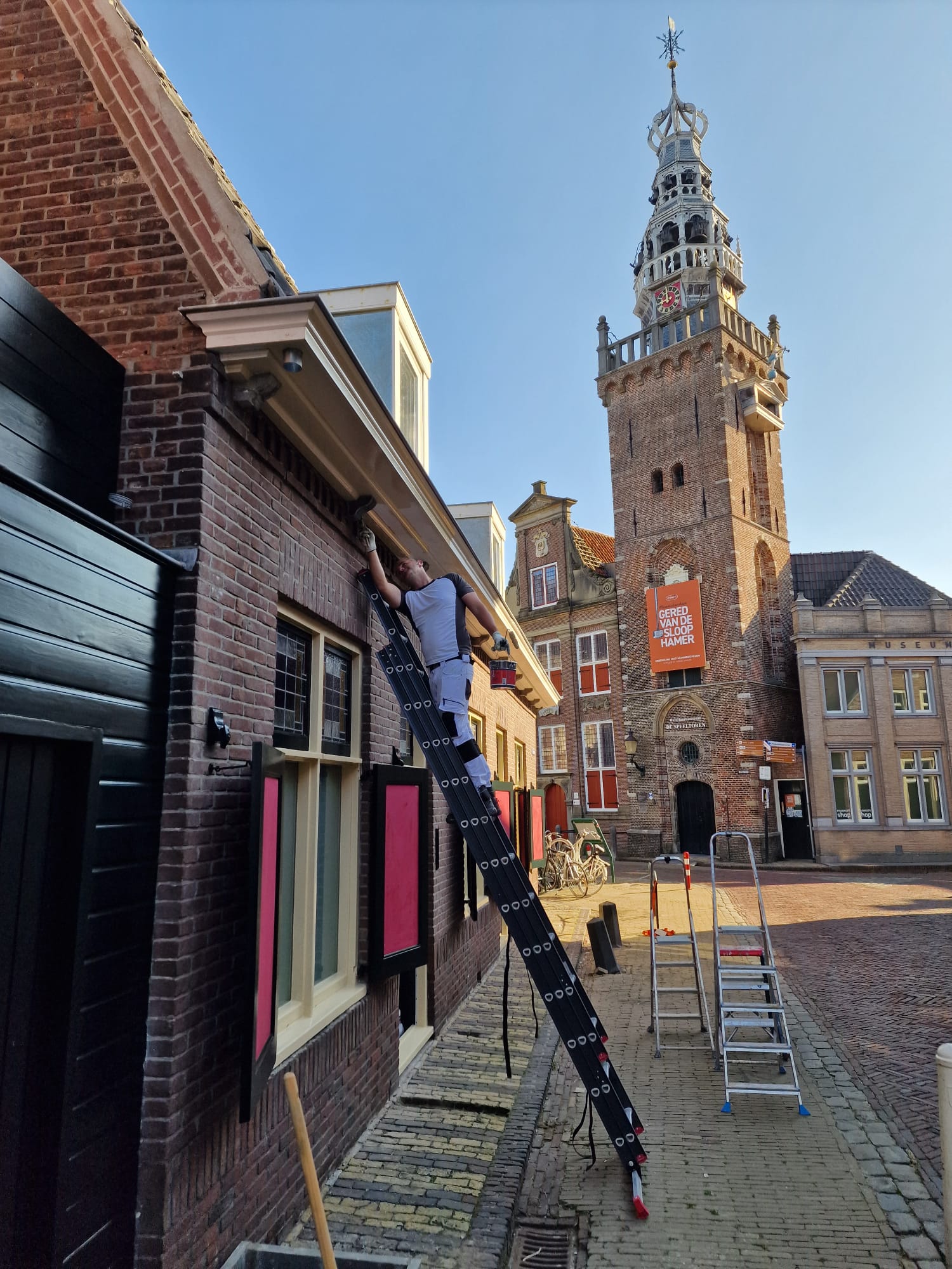 Danny Halsema aan het werk als schilder bij de Speeltoren in Monnickendam